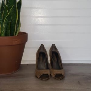 Peep toe Bandolino heels 7.5
